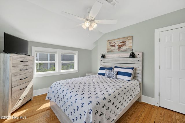 9 E Atlanta Street E, Wrightsville Beach, NC 28480