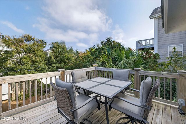 9 E Atlanta Street E, Wrightsville Beach, NC 28480