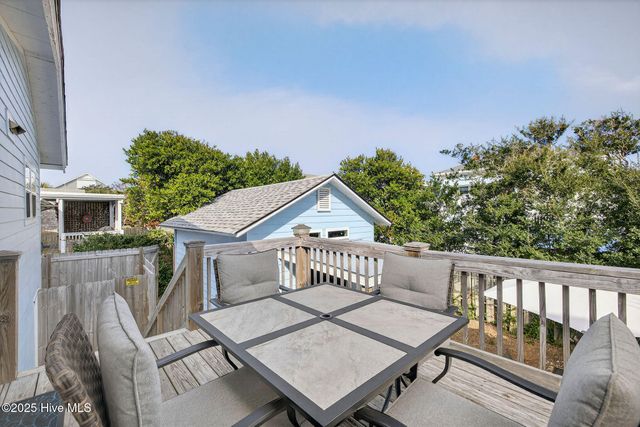 9 E Atlanta Street E, Wrightsville Beach, NC 28480