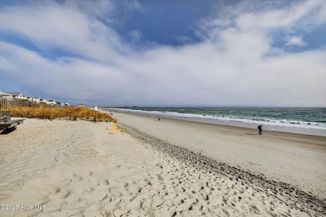 9 E Atlanta Street E, Wrightsville Beach, NC 28480