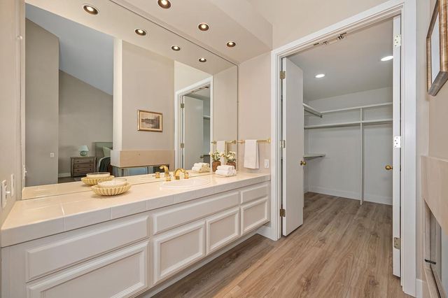 11380 Huntington Village Ln, Gold River, CA 95670