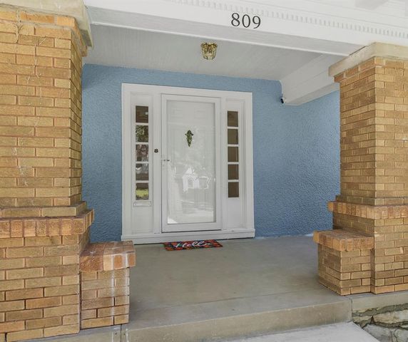 809 W Gregory Boulevard, Kansas City, MO 64114