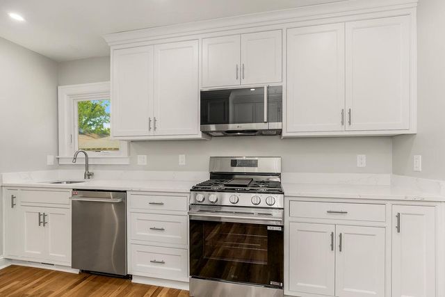 809 W Gregory Boulevard, Kansas City, MO 64114