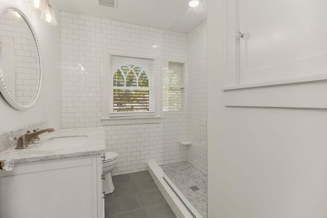 809 W Gregory Boulevard, Kansas City, MO 64114