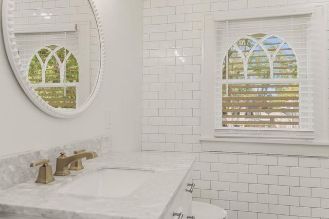 809 W Gregory Boulevard, Kansas City, MO 64114