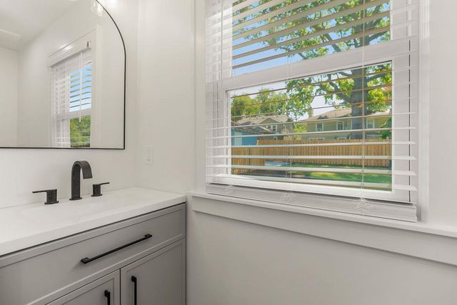 809 W Gregory Boulevard, Kansas City, MO 64114