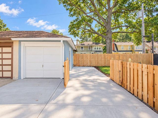 809 W Gregory Boulevard, Kansas City, MO 64114