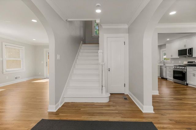 809 W Gregory Boulevard, Kansas City, MO 64114