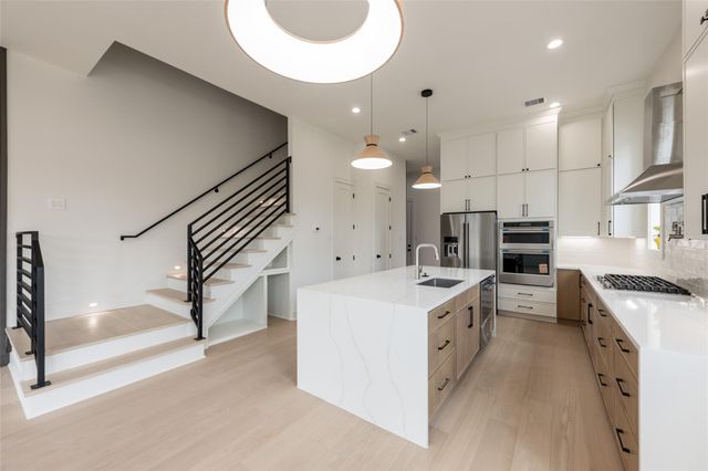 1122 E 27th St A, Houston, TX 77009