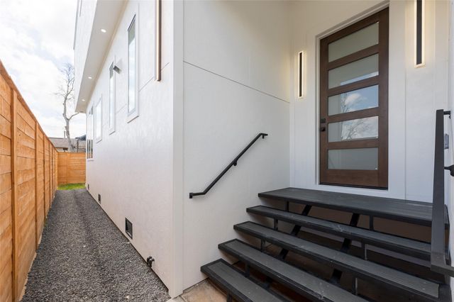 1122 E 27th St A, Houston, TX 77009