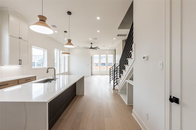 1122 E 27th St A, Houston, TX 77009