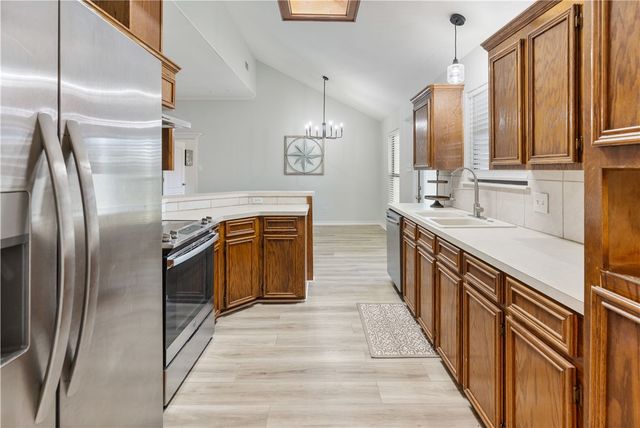 7925 ROCK CREST Dr, Corpus Christi, TX 78414