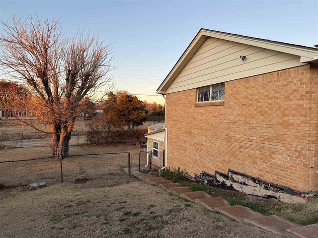 2221 NW Baltimore Cir, Lawton, OK 73505