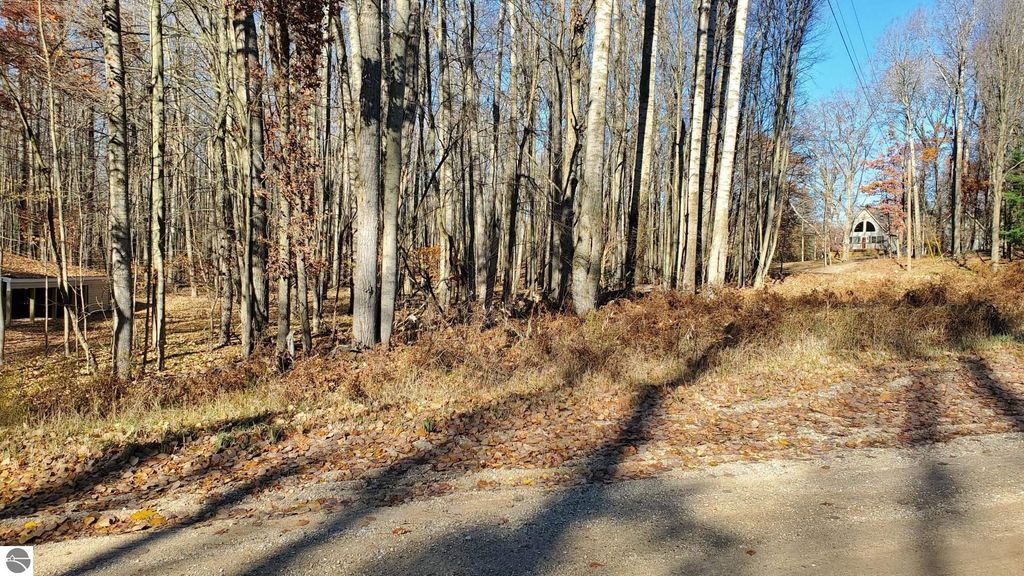 Image 5 of property listing at 8122 Highland Trail, Stanwood, MI 49346