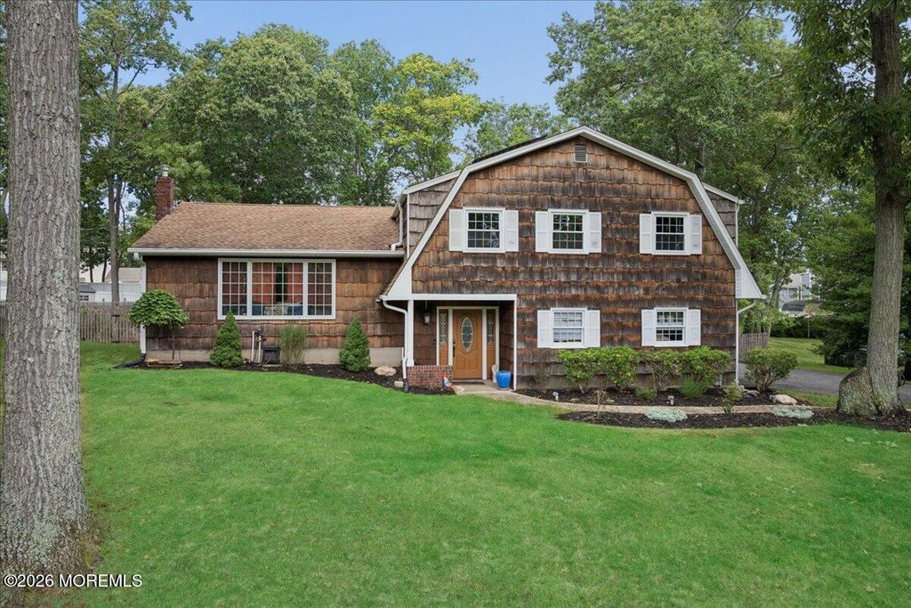 7 Sandspring Drive, Eatontown, NJ 07724