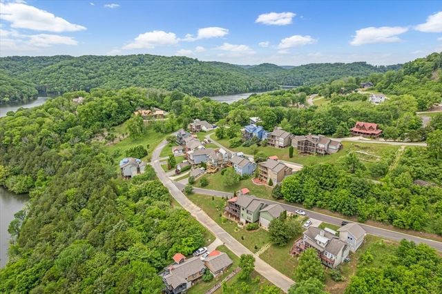 105 Sandgate Ct, Smithville, TN 37166