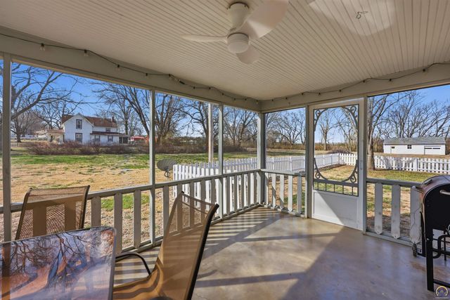 811 SE Tecumseh RD, Tecumseh, KS 66542