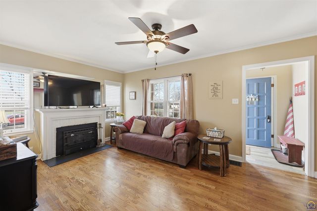 811 SE Tecumseh RD, Tecumseh, KS 66542