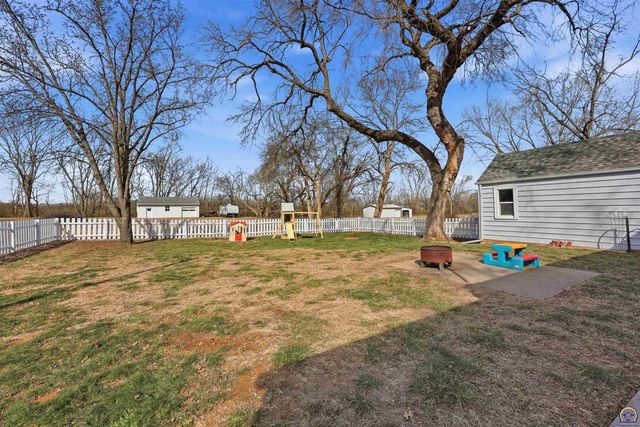 811 SE Tecumseh RD, Tecumseh, KS 66542