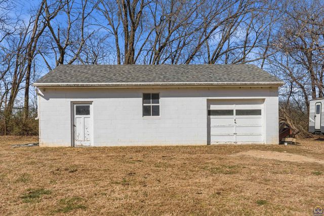 811 SE Tecumseh RD, Tecumseh, KS 66542