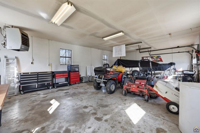 811 SE Tecumseh RD, Tecumseh, KS 66542