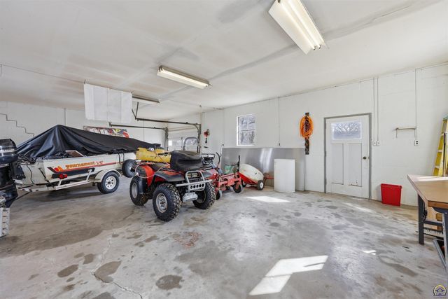 811 SE Tecumseh RD, Tecumseh, KS 66542