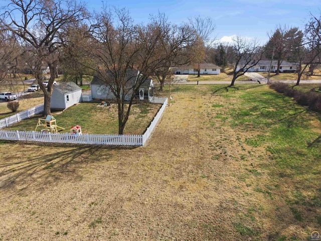 811 SE Tecumseh RD, Tecumseh, KS 66542