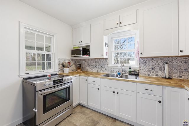 811 SE Tecumseh RD, Tecumseh, KS 66542