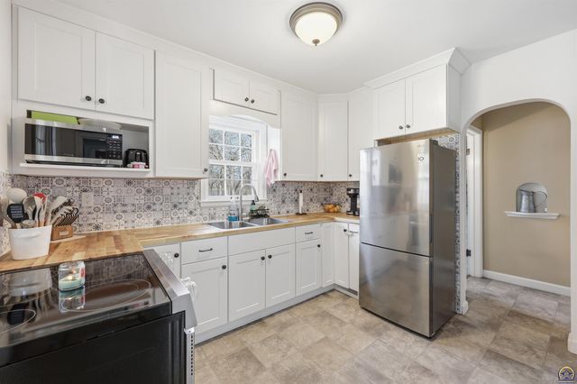 811 SE Tecumseh RD, Tecumseh, KS 66542