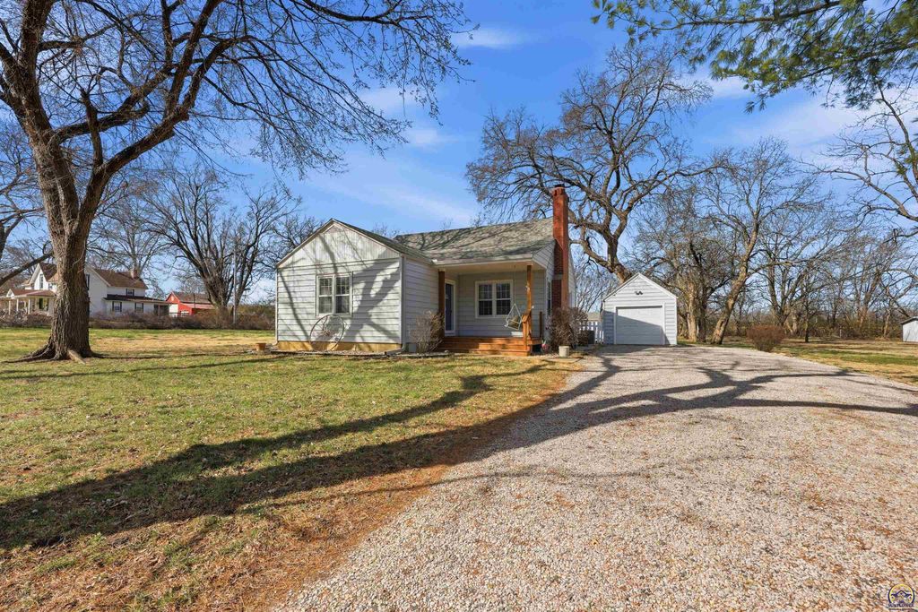 811 SE Tecumseh RD, Tecumseh, KS 66542