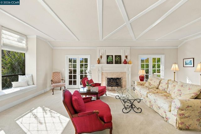 945 Stow Ln, Lafayette, CA 94549