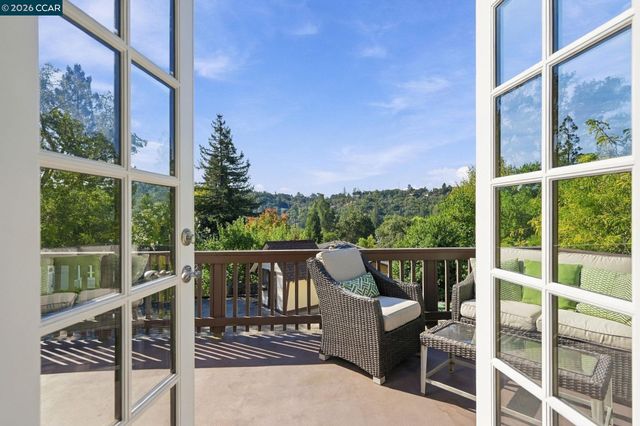 945 Stow Ln, Lafayette, CA 94549