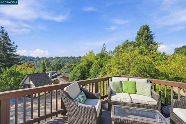 945 Stow Ln, Lafayette, CA 94549
