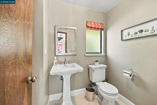 945 Stow Ln, Lafayette, CA 94549
