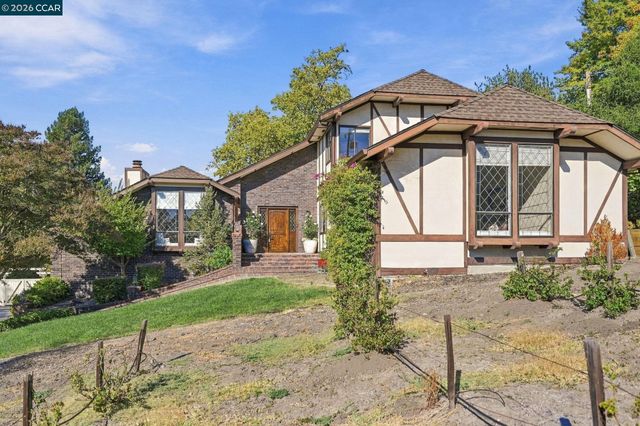 945 Stow Ln, Lafayette, CA 94549