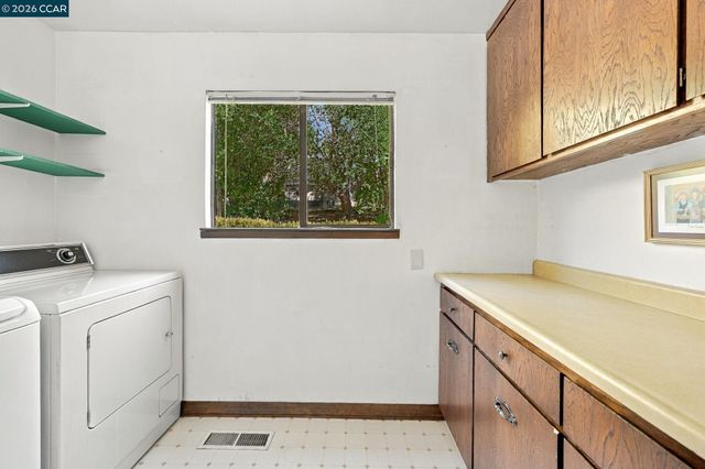 945 Stow Ln, Lafayette, CA 94549