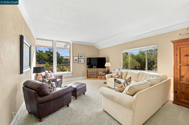 945 Stow Ln, Lafayette, CA 94549