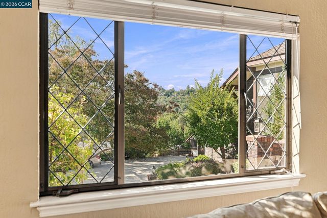 945 Stow Ln, Lafayette, CA 94549