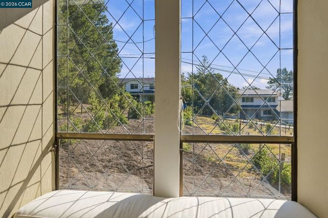 945 Stow Ln, Lafayette, CA 94549