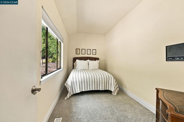 945 Stow Ln, Lafayette, CA 94549