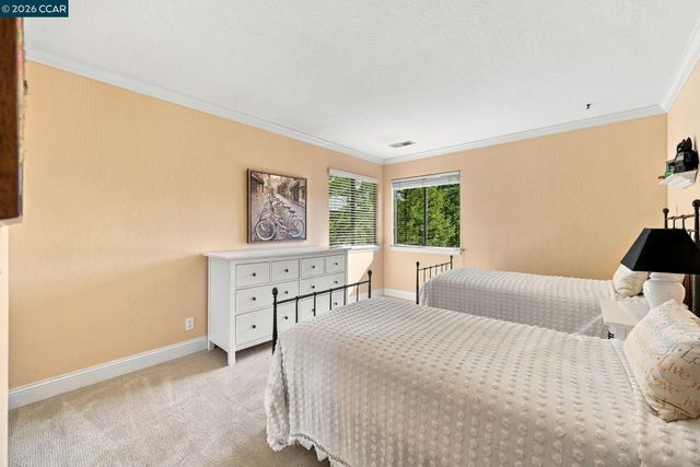 945 Stow Ln, Lafayette, CA 94549