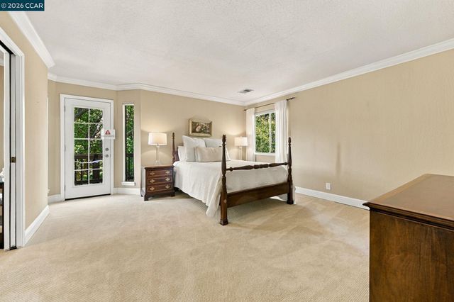 945 Stow Ln, Lafayette, CA 94549