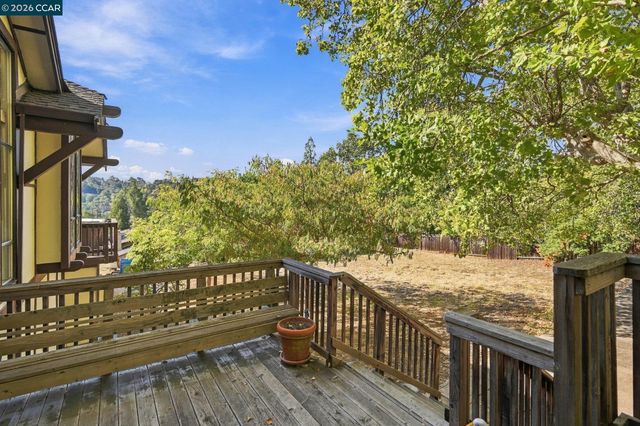 945 Stow Ln, Lafayette, CA 94549