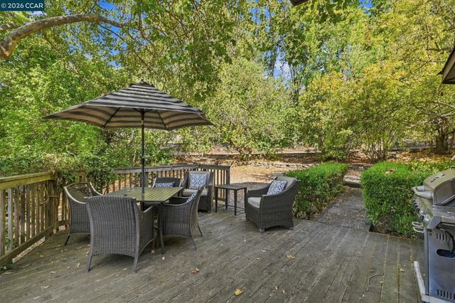 945 Stow Ln, Lafayette, CA 94549