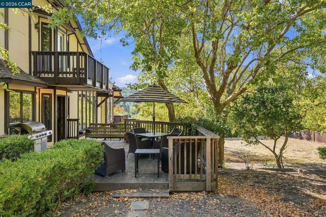 945 Stow Ln, Lafayette, CA 94549