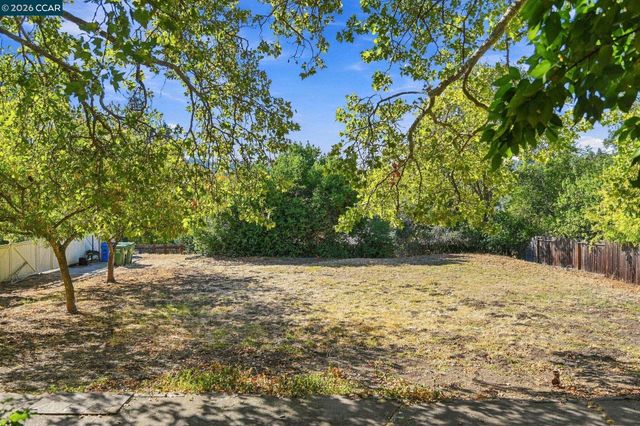 945 Stow Ln, Lafayette, CA 94549
