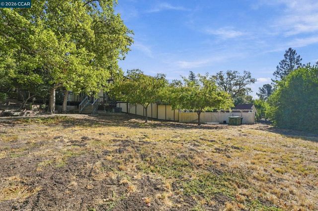 945 Stow Ln, Lafayette, CA 94549