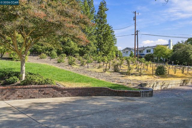 945 Stow Ln, Lafayette, CA 94549