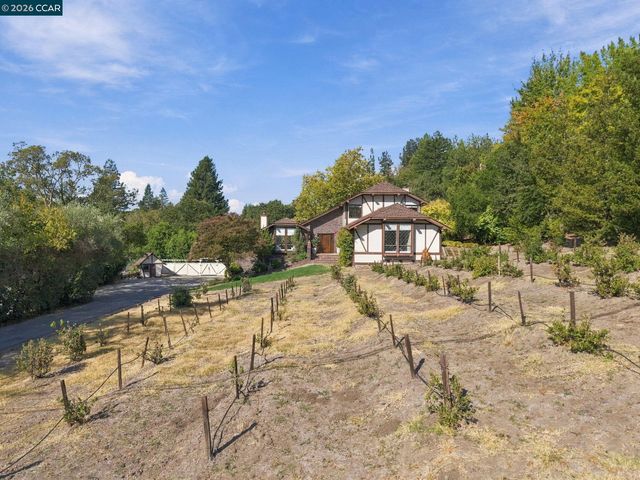 945 Stow Ln, Lafayette, CA 94549