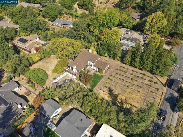 945 Stow Ln, Lafayette, CA 94549
